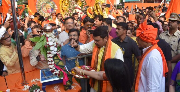 Deputy Chief Minister participates in procession in Laxmi Nagar area on the occasion of Gudi Padwa गुढीपाडव्यानिमित्त लक्ष्मीनगर परिसरातील शोभायात्रेत उपमुख्यमंत्री सहभागी हडपसर क्राइम न्यूज, हडपसर मराठी बातम्या, हडपसर न्युज Hadapsar Crime News, Hadapsar Marathi News, ,Hadapsar News