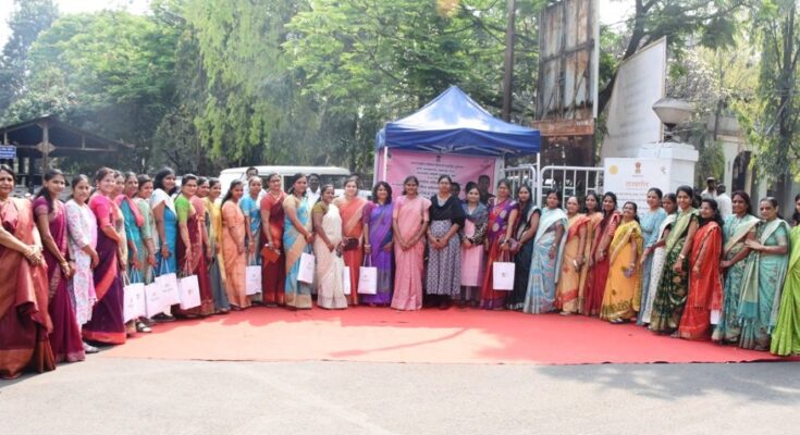 Honoring women in the central building on International Women's Day आंतरराष्ट्रीय महिला दिनानिमित्त मध्यवर्ती इमारतीत महिलांचा सन्मान हडपसर क्राइम न्यूज , हडपसर मराठी बातम्या ,हडपसर न्युज Hadapsar Crime News, Hadapsar Marathi News, Hadapsar News