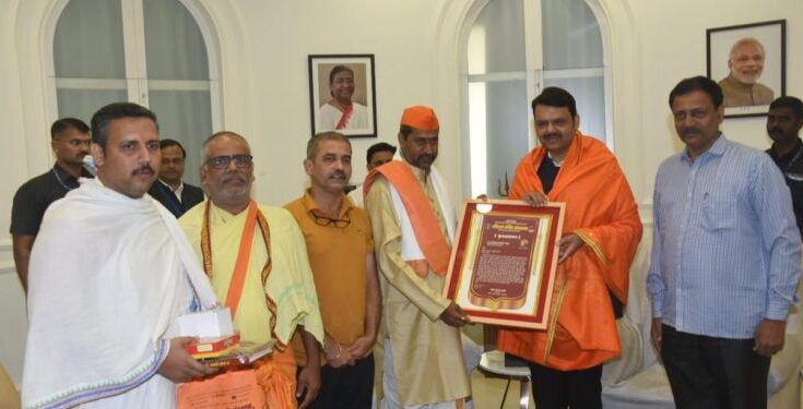 Letter of Gratitude presented to Deputy Chief Minister Devendra Fadnavis on behalf of Samarth Ansaja Shri Ram Mandir Sansthan of Jambasamarth. जांबसमर्थ येथील समर्थ वंशज श्रीराम मंदिर संस्थानच्या वतीने उपमुख्यमंत्री देवेंद्र फडणवीस यांना कृतज्ञता पत्र प्रदान हडपसर क्राइम न्यूज, हडपसर मराठी बातम्या, हडपसर न्युज Hadapsar Crime News, Hadapsar Marathi News, ,Hadapsar News