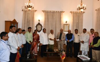 Prof. Abhay Tilak's donation of 25 lakhs to the Alumni Association of the University प्रा.अभय टिळक यांची विद्यापीठाच्या माजी विद्यार्थी संघाला २५ लाखांची देणगी हडपसर क्राइम न्यूज, हडपसर मराठी बातम्या, हडपसर न्युज Hadapsar Crime News, Hadapsar Marathi News, ,Hadapsar News