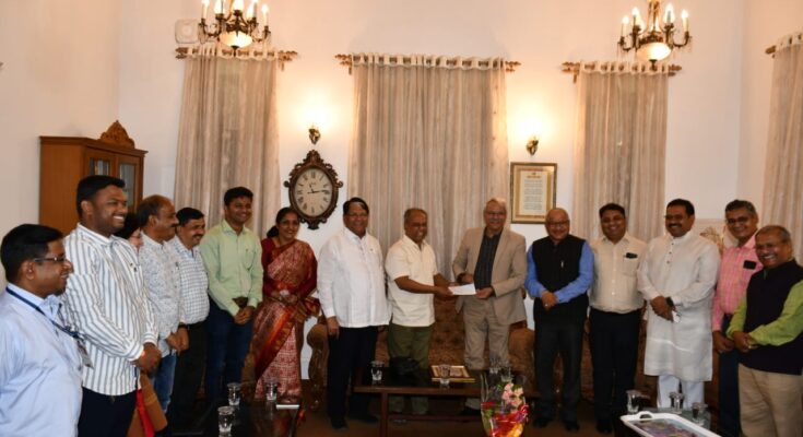 Prof. Abhay Tilak's donation of 25 lakhs to the Alumni Association of the University प्रा.अभय टिळक यांची विद्यापीठाच्या माजी विद्यार्थी संघाला २५ लाखांची देणगी हडपसर क्राइम न्यूज, हडपसर मराठी बातम्या, हडपसर न्युज Hadapsar Crime News, Hadapsar Marathi News, ,Hadapsar News