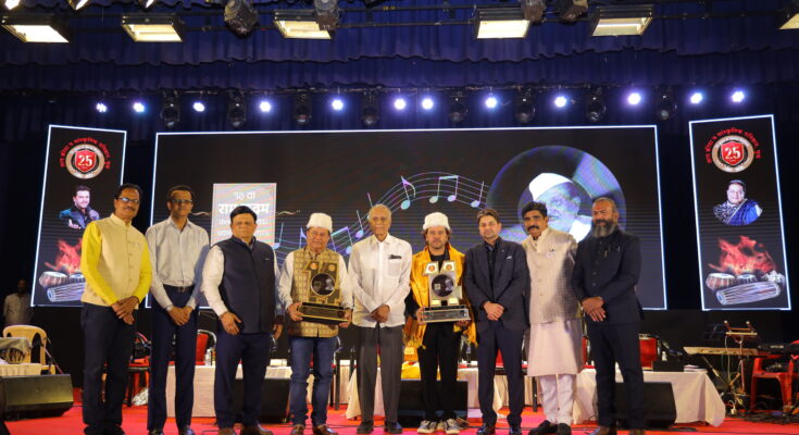 Anup Jalota, Javed Ali honored with Swa.Ram Kadam Kala Gaurav Award स्व.राम कदम कलागौरव पुरस्काराने अनुप जलोटा, जावेद अली यांचा गौरव हडपसर क्राइम न्यूज, हडपसर मराठी बातम्या, हडपसर न्युज Hadapsar Crime News, Hadapsar Marathi News, ,Hadapsar News