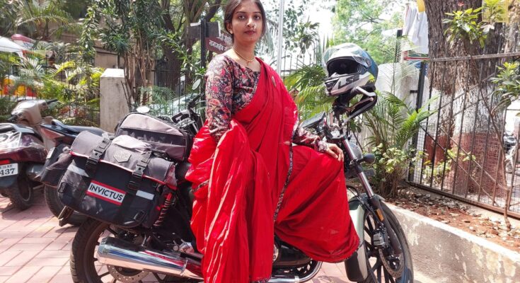 Pune Woman To Travel The World On Bike Wearing Saree, Showcase Indian Culture मराठमोळ्या वेशात रमिला लटपटे या तरुणीचा जगभ्रमंतीचा ध्यास हडपसर क्राइम न्यूज, हडपसर मराठी बातम्या ,हडपसर न्युज, Hadapsar Crime News, Hadapsar Marathi News, Hadapsar News