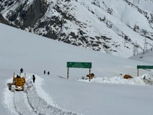 The Border Roads Organization has opened the important Zoji pass for military operations after it was closed for just 68 days
सीमा रस्ते संघटनेने केवळ 68 दिवस बंद ठेवल्यानंतर लष्करी हालचालींसाठी महत्त्वाची झोजी ला खिंड केली खुली
हडपसर क्राइम न्यूज, हडपसर मराठी बातम्या, हडपसर न्युज 
Hadapsar Crime News, Hadapsar Marathi News, ,Hadapsar News