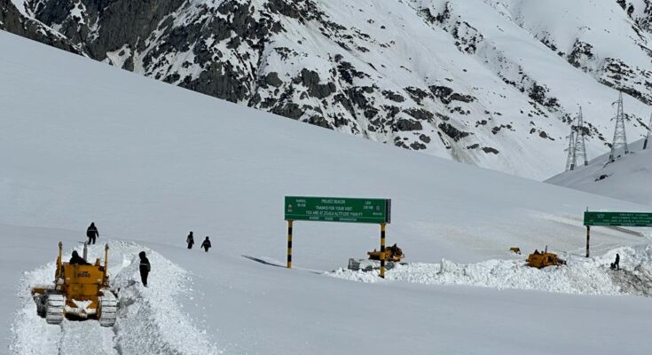 The Border Roads Organization has opened the important Zoji pass for military operations after it was closed for just 68 days सीमा रस्ते संघटनेने केवळ 68 दिवस बंद ठेवल्यानंतर लष्करी हालचालींसाठी महत्त्वाची झोजी ला खिंड केली खुली हडपसर क्राइम न्यूज, हडपसर मराठी बातम्या, हडपसर न्युज Hadapsar Crime News, Hadapsar Marathi News, ,Hadapsar News