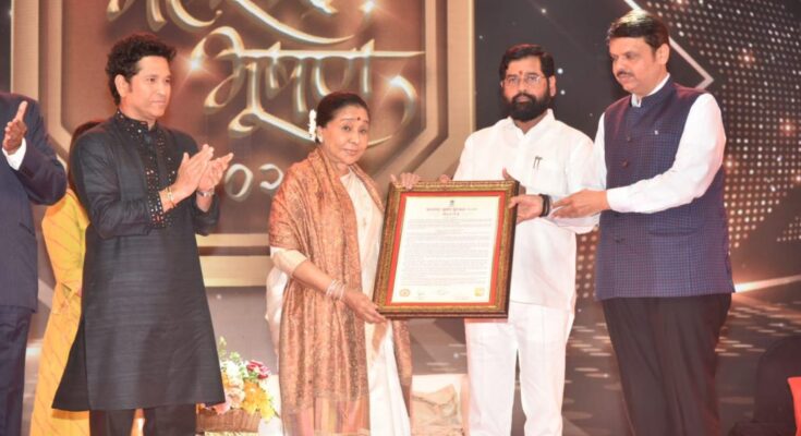 The Maharashtra Bhushan Awards were presented at a grand ceremony at the Gateway of India गेट वे ऑफ इंडिया येथे शानदार सोहळ्यात महाराष्ट्र भूषण पुरस्कार प्रदान हडपसर क्राइम न्यूज, हडपसर मराठी बातम्या, हडपसर न्युज Hadapsar Crime News, Hadapsar Marathi News, ,Hadapsar News