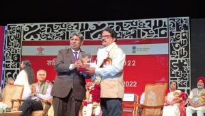 The award was accepted by the author of the novel, Praveen Bandekar.
हा पुरस्कार कादंबरीचे लेखक प्रवीण बांदेकर यांनी स्वीकारला.
हडपसर क्राइम न्यूज, हडपसर मराठी बातम्या, हडपसर न्युज 
Hadapsar Crime News, Hadapsar Marathi News,Hadapsar News