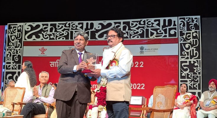 The award was accepted by the author of the novel, Praveen Bandekar. हा पुरस्कार कादंबरीचे लेखक प्रवीण बांदेकर यांनी स्वीकारला. हडपसर क्राइम न्यूज, हडपसर मराठी बातम्या, हडपसर न्युज Hadapsar Crime News, Hadapsar Marathi News,Hadapsar News