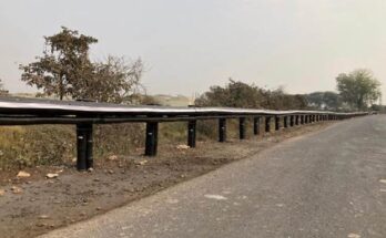 World's first 200-meter-long roadside bamboo barrier (crash barrier), “Bahu Bally जगातील सर्वात पहिले 200 मीटर लांब रस्त्याकडेचे बांबूचे कठडे (क्रॅश बॅरीयर), “बाहु बल्ली हडपसर क्राइम न्यूज ,हडपसर मराठी बातम्या , हडपसर न्युज Hadapsar Crime News, Hadapsar Marathi News, Hadapsar News