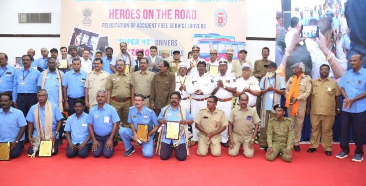 6 bus Drivers from Maharashtra honoured with 'Safety Award' महाराष्ट्रातील 6 बस चालकांचा ‘सुरक्षा पुरस्कारा’ने सन्मान हडपसर क्राइम न्यूज, हडपसर मराठी बातम्या, हडपसर न्युज Hadapsar Crime News, Hadapsar Marathi News, ,Hadapsar News