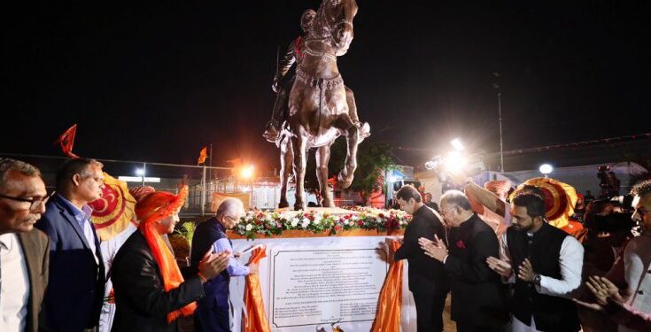 12 feet tall statue of Chhatrapati Shivaji Maharaj unveiled in Mauritius मॉरिशसमध्ये छत्रपती शिवाजी महाराजांच्या १२ फूट उंची पुतळ्याचे अनावरण हडपसर क्राइम न्यूज, हडपसर मराठी बातम्या, हडपसर न्युज Hadapsar Crime News, Hadapsar Marathi News, ,Hadapsar News