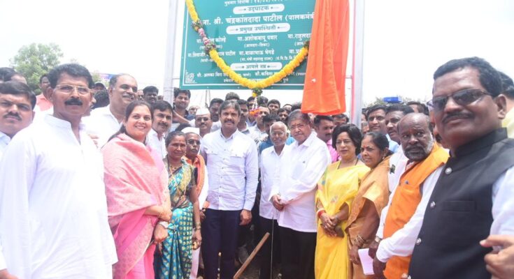 Bhumi Poojan of Nhavra to Chauphula road work by Guardian Minister Chandrakantada Patil पालकमंत्री चंद्रकांतदादा पाटील यांच्या हस्ते न्हावरा ते चौफुला रस्त्याच्या कामाचे भूमिपूजन हडपसर क्राइम न्यूज, हडपसर मराठी बातम्या, हडपसर न्युज Hadapsar Crime News, Hadapsar Marathi News, ,Hadapsar News