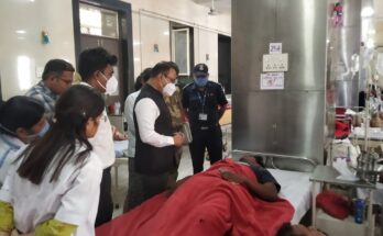 Inquiring of the patients who were injured in the accident near Swami Narayan Temple by the District Collector स्वामी नारायण मंदिराजवळ झालेल्या अपघातात जखमी झालेल्या रुग्णांची जिल्हाधिकाऱ्यांकडून विचारपूस हडपसर क्राइम न्यूज, हडपसर मराठी बातम्या, हडपसर न्युज Hadapsar Crime News, Hadapsar Marathi News, ,Hadapsar News