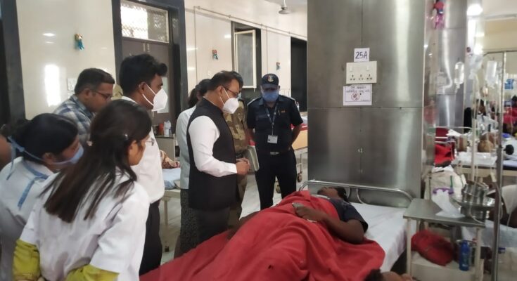 Inquiring of the patients who were injured in the accident near Swami Narayan Temple by the District Collector स्वामी नारायण मंदिराजवळ झालेल्या अपघातात जखमी झालेल्या रुग्णांची जिल्हाधिकाऱ्यांकडून विचारपूस हडपसर क्राइम न्यूज, हडपसर मराठी बातम्या, हडपसर न्युज Hadapsar Crime News, Hadapsar Marathi News, ,Hadapsar News