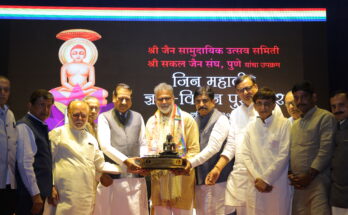 Tushar Gandhi honored with the first 'Jin Mahavir Gnan-Vignan Award' तुषार गांधी यांचा पहिल्या ‘जिन महावीर ज्ञान-विज्ञान पुरस्काराने' सन्मान हडपसर क्राइम न्यूज, हडपसर मराठी बातम्या, हडपसर न्युज Hadapsar Crime News, Hadapsar Marathi News, ,Hadapsar News