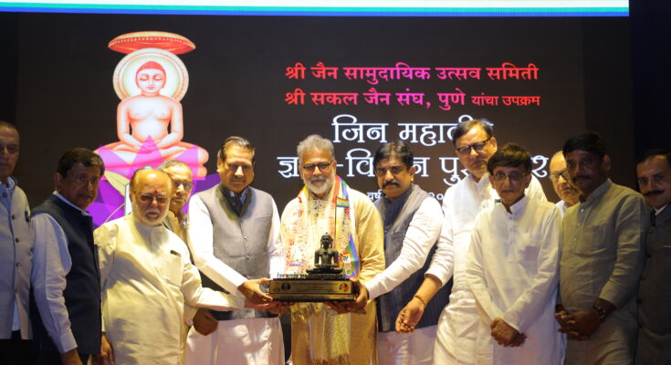 Tushar Gandhi honored with the first 'Jin Mahavir Gnan-Vignan Award' तुषार गांधी यांचा पहिल्या ‘जिन महावीर ज्ञान-विज्ञान पुरस्काराने' सन्मान हडपसर क्राइम न्यूज, हडपसर मराठी बातम्या, हडपसर न्युज Hadapsar Crime News, Hadapsar Marathi News, ,Hadapsar News