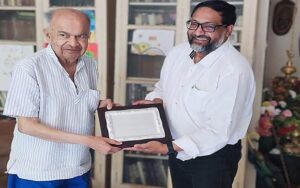 President of ASI Prof. Deepankar Banerjee felicitated Prof. Narlikar by giving him an award
‘एएसआय-चे अध्यक्ष प्रा. दीपंकर बॅनर्जी यांच्या हस्ते प्रा.नारळीकर यांना पुरस्कार प्रदान करून त्यांचा केला सत्कार
हडपसर क्राइम न्यूज, हडपसर मराठी बातम्या, हडपसर न्युज Hadapsar Crime News, Hadapsar Marathi News, ,Hadapsar News