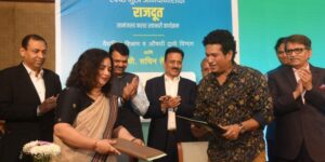 World famous cricketer Sachin Tendulkar has signed a contract as the brand ambassador of the state government's 'Swachh Mukh Abhiyan'.
जगविख्यात क्रिकेटपटू सचिन तेंडुलकर यांनी राज्य शासनाच्या ‘स्वच्छ मुख अभियाना’चे सदिच्छादूत (ब्रँड ॲम्बेसेडर) म्हणून करार केला.
हडपसर क्राइम न्यूज, हडपसर मराठी बातम्या, हडपसर न्युज Hadapsar Crime News, Hadapsar Marathi News, ,Hadapsar News