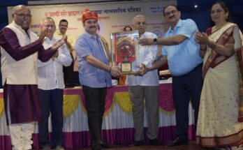 Veteran actor Prashant Damle was honoured with the Brahmin Bhushan Award on the anniversary of We Saare Brahmin and Brahmin commercial magazine. ज्येष्ठ अभिनेते प्रशांत दामले यांना आम्ही सारे ब्राह्मण आणि ब्राह्मण व्यावसायिक पत्रिका मासिकाच्या वर्धापदिनानिमित्त ब्राह्मण भूषण पुरस्काराने सन्मानित करण्यात आले हडपसर क्राइम न्यूज, हडपसर मराठी बातम्या, हडपसर न्युज Hadapsar Crime News, Hadapsar Marathi News, ,Hadapsar News