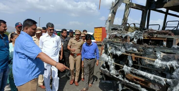 Guardian Minister Shambhuraj Desai inspected the burnt ST bus in Anewadi आनेवाडी येथे जळालेल्या एसटी बसची पालकमंत्री शंभूराज देसाई यांनी केली पाहणी हडपसर क्राइम न्यूज, हडपसर मराठी बातम्या, हडपसर न्युज Hadapsar Crime News, Hadapsar Marathi News, ,Hadapsar News