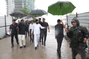 Chief Minister inspects coastal road and Milan subway in heavy rain
मुख्यमंत्र्यांकडून भर पावसात कोस्टल रोड व मिलन सबवेची पाहणी
हडपसर क्राइम न्यूज, हडपसर मराठी बातम्या, हडपसर न्युज Hadapsar Crime News, Hadapsar Marathi News, ,Hadapsar News