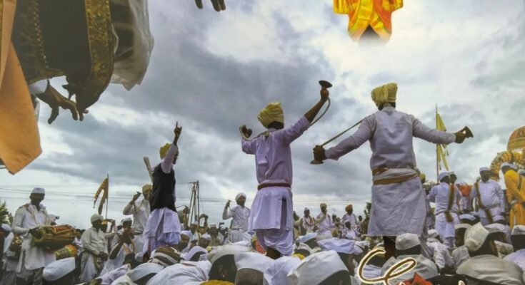 Coffee table book 'Vaibhav Solapurche' ‘वैभव सोलापूरचे’ कॉफी टेबल बुक हडपसर क्राइम न्यूज, हडपसर मराठी बातम्या, हडपसर न्युज Hadapsar Crime News, Hadapsar Marathi News, ,Hadapsar News