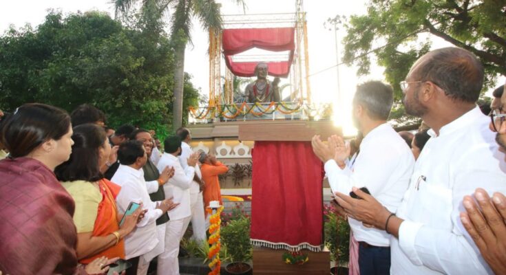 The Chief Minister unveiled the statue of Mahatma Basaveshwar at Nigdi निगडी येथे महात्मा बसवेश्वरांच्या पुतळ्याचे मुख्यमंत्र्यांच्या हस्ते अनावरण हडपसर क्राइम न्यूज, हडपसर मराठी बातम्या, हडपसर न्युज Hadapsar Crime News, Hadapsar Marathi News, ,Hadapsar News