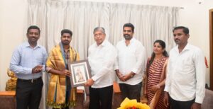 UPSC Passed Siddharth Bhange felicitated by Guardian Minister
यूपीएससी उत्तीर्ण सिद्धार्थ भांगेचा पालकमंत्र्यांकडून सत्कार
हडपसर क्राइम न्यूज, हडपसर मराठी बातम्या, हडपसर न्युज Hadapsar Crime News, Hadapsar Marathi News, ,Hadapsar News