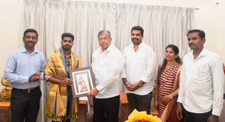 UPSC Passed Siddharth Bhange felicitated by Guardian Minister यूपीएससी उत्तीर्ण सिद्धार्थ भांगेचा पालकमंत्र्यांकडून सत्कार हडपसर क्राइम न्यूज, हडपसर मराठी बातम्या, हडपसर न्युज Hadapsar Crime News, Hadapsar Marathi News, ,Hadapsar News