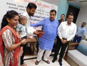 Distribution of houses to beneficiaries of Pradhan Mantri Awas Yojana (Urban) in Nagpur by Nitin Gadkari नितीन गडकरी यांच्या हस्ते नागपुर मधील प्रधानमंत्री आवास योजना (शहरी)च्या लाभार्थ्यांना घरकुलांचे वितरण हडपसर क्राइम न्यूज, हडपसर मराठी बातम्या, हडपसर न्युज Hadapsar Crime News, Hadapsar Marathi News, ,Hadapsar News