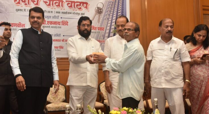 251 eligible mill workers of Bombay Dyeing and Srinivasa Mill have been distributed keys to cottages by Chief Minister Mr Shinde. मुख्यमंत्री श्री.शिंदे यांच्या हस्ते बॉम्बे डाईंग आणि श्रीनिवास मिल यामधील 251 पात्र गिरणी कामगारांना घरकुलांच्या चाव्या वाटप करण्यात आल्या. हडपसर क्राइम न्यूज, हडपसर मराठी बातम्या, हडपसर न्युज Hadapsar Crime News, Hadapsar Marathi News, ,Hadapsar News