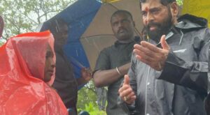 The officials and staff were also speechless after seeing the Chief Minister wearing a raincoat without taking any rest in the rain.
भर पावसात विश्रांती न घेता, रेनकोट घालून स्वत: बचाव कार्यात उतरलेले मुख्यमंत्री पाहून बरोबरचे अधिकारी आणि कर्मचारी सुद्धा अवाक
हडपसर क्राइम न्यूज, हडपसर मराठी बातम्या, हडपसर न्युज Hadapsar Crime News, Hadapsar Marathi News, ,Hadapsar News