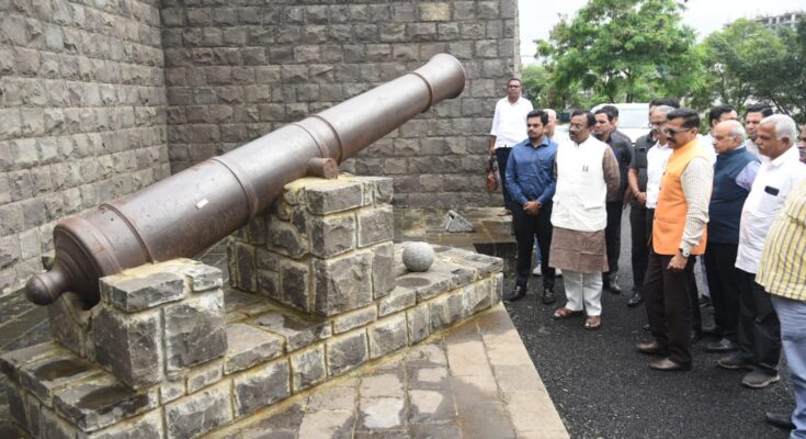 Cultural Affairs Minister Sudhir Mungantiwar's visit to Shiv Srishti सांस्कृतिक कार्य मंत्री सुधीर मुनगंटीवार यांची शिवसृष्टीला भेट हडपसर क्राइम न्यूज, हडपसर मराठी बातम्या, हडपसर न्युज Hadapsar Crime News, Hadapsar Marathi News, ,Hadapsar News