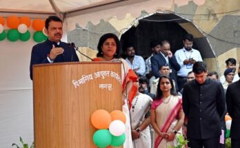 Flag Hoisting by Deputy Chief Minister Devendra Fadnavis at Nagpur Divisional Commissioner Office नागपूर विभागीय आयुक्त कार्यालयात उपमुख्यमंत्री देवेंद्र फडणवीस यांच्या हस्ते ध्वजारोहण हडपसर क्राइम न्यूज, हडपसर मराठी बातम्या, हडपसर न्युज Hadapsar Crime News, Hadapsar Marathi News, ,Hadapsar News