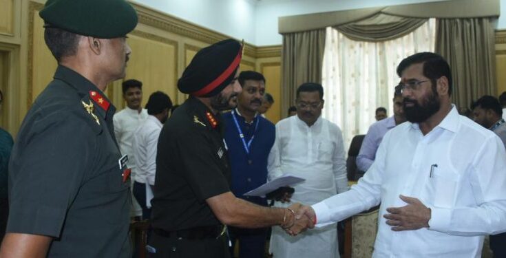 Lieutenant General H. S. Kahlon met Chief Minister Eknath Shindeलेफ्टनंट जनरल एच. एस. काहलों यांनी मुख्यमंत्री एकनाथ शिंदे यांची घेतली भेट हडपसर क्राइम न्यूज, हडपसर मराठी बातम्या, हडपसर न्युज Hadapsar Crime News, Hadapsar Marathi News, ,Hadapsar News