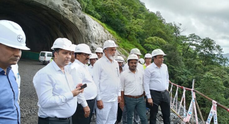 Public Works Minister Dadaji Bhuse inspected the Mumbai-Pune Expressway (Missing Link) project सार्वजनिक बांधकाम मंत्री दादाजी भुसे यांनी केली मुंबई-पुणे द्रुतगती महामार्ग (मिसिंग लिंक) प्रकल्पाची पाहणी हडपसर क्राइम न्यूज, हडपसर मराठी बातम्या, हडपसर न्युज Hadapsar Crime News, Hadapsar Marathi News, ,Hadapsar News