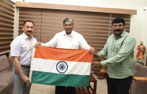 Pune Municipal Corporation handed the national flag to Guardian Minister Mr Patil today and started the national flag distribution activity in the city.
पुणे महापालिकेकडून पालकमंत्री श्री.पाटील यांना आज राष्ट्रध्वज सुपूर्द करुन शहरात राष्ट्रध्वज वाटप उपक्रमाचा शुभारंभ 
हडपसर क्राइम न्यूज, हडपसर मराठी बातम्या, हडपसर न्युज Hadapsar Crime News, Hadapsar Marathi News, ,Hadapsar News