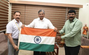 Pune Municipal Corporation handed the national flag to Guardian Minister Mr Patil today and started the national flag distribution activity in the city. पुणे महापालिकेकडून पालकमंत्री श्री.पाटील यांना आज राष्ट्रध्वज सुपूर्द करुन शहरात राष्ट्रध्वज वाटप उपक्रमाचा शुभारंभ हडपसर क्राइम न्यूज, हडपसर मराठी बातम्या, हडपसर न्युज Hadapsar Crime News, Hadapsar Marathi News, ,Hadapsar News