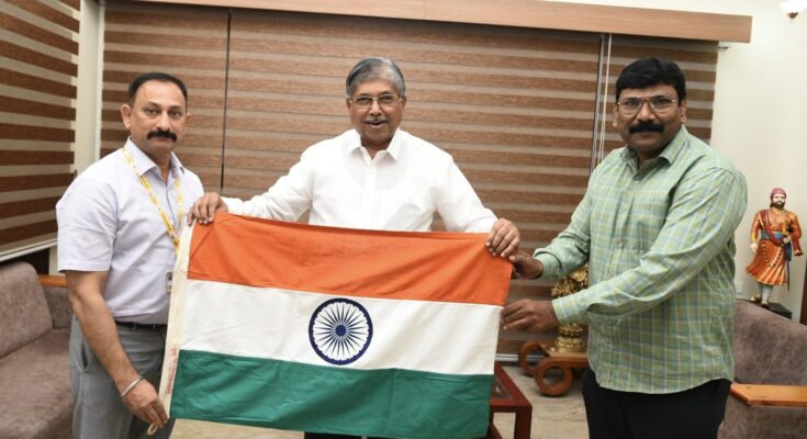 Pune Municipal Corporation handed the national flag to Guardian Minister Mr Patil today and started the national flag distribution activity in the city. पुणे महापालिकेकडून पालकमंत्री श्री.पाटील यांना आज राष्ट्रध्वज सुपूर्द करुन शहरात राष्ट्रध्वज वाटप उपक्रमाचा शुभारंभ हडपसर क्राइम न्यूज, हडपसर मराठी बातम्या, हडपसर न्युज Hadapsar Crime News, Hadapsar Marathi News, ,Hadapsar News