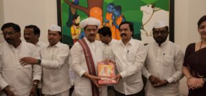 Release of 'Abhang Ekvishi' book of selected 21 Abhangs of Jagatguru Sant Tukaram Maharaj by Deputy Chief Minister Mr. Ajit Pawar
जगतगुरु संत तुकाराम महाराजांच्या निवडक २१ अभंगांच्या 'अभंग एकविशी' पुस्तकाचे उपमुख्यमंत्री श्री.अजित पवार यांच्या हस्ते प्रकाशन  
हडपसर क्राइम न्यूज, हडपसर मराठी बातम्या, हडपसर न्युज Hadapsar Crime News, Hadapsar Marathi News, ,Hadapsar News