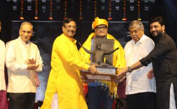 Senior artist Ashok Saraf was presented with the Shivshahir Babasaheb Purandare Award ज्येष्ठ रंगकर्मी अशोक सराफ यांना शिवशाहीर बाबासाहेब पुरंदरे पुरस्कार प्रदान हडपसर क्राइम न्यूज, हडपसर मराठी बातम्या, हडपसर न्युज Hadapsar Crime News, Hadapsar Marathi News, ,Hadapsar News