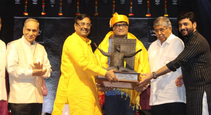 Senior artist Ashok Saraf was presented with the Shivshahir Babasaheb Purandare Award ज्येष्ठ रंगकर्मी अशोक सराफ यांना शिवशाहीर बाबासाहेब पुरंदरे पुरस्कार प्रदान हडपसर क्राइम न्यूज, हडपसर मराठी बातम्या, हडपसर न्युज Hadapsar Crime News, Hadapsar Marathi News, ,Hadapsar News