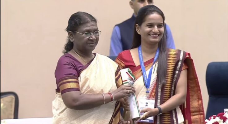 75 teachers awarded National Teacher Awards for special contribution by the President राष्ट्रपतीच्या हस्ते 75 शिक्षकांना विशेष योगदानाबद्दल राष्ट्रीय शिक्षक पुरस्कार हडपसर क्राइम न्यूज, हडपसर मराठी बातम्या, हडपसर न्युज Hadapsar Crime News, Hadapsar Marathi News, ,Hadapsar News