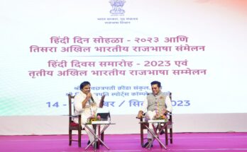 Poet, lyricist and TV journalist Alok Srivastava and Ashutosh Rana at the 3rd All India Official Language Conference तिसऱ्या अखिल भारतीय राजभाषा परिषदेत कवी, गीतकार आणि टीव्ही पत्रकार आलोक श्रीवास्तव आणि आशुतोष राणा हडपसर क्राइम न्यूज, हडपसर मराठी बातम्या, हडपसर न्युज Hadapsar Crime News, Hadapsar Marathi News, ,Hadapsar News