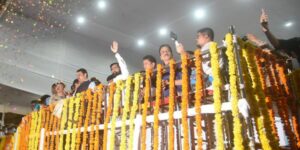 Chief Minister Eknath Shinde, Deputy Chief Minister Devendra Fadnavis shower flowers on the processions of Ganeshotsav Mandal that came for immersion.
विसर्जनासाठी आलेल्या गणेशोत्सव मंडळाच्या मिरवणुकींवर मुख्यमंत्री एकनाथ शिंदे, उपमुख्यमंत्री देवेंद्र फडणवीस यांच्याकडून पुष्पवृष्टी
हडपसर क्राइम न्यूज, हडपसर मराठी बातम्या, हडपसर न्युज Hadapsar Crime News, Hadapsar Marathi News, ,Hadapsar News
