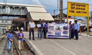 Cleanliness campaign on Pune Railway Division
पुणे रेल्वे विभागावर स्वच्छता मोहीम
हडपसर क्राइम न्यूज, हडपसर मराठी बातम्या, हडपसर न्युज Hadapsar Crime News, Hadapsar Marathi News, ,Hadapsar News