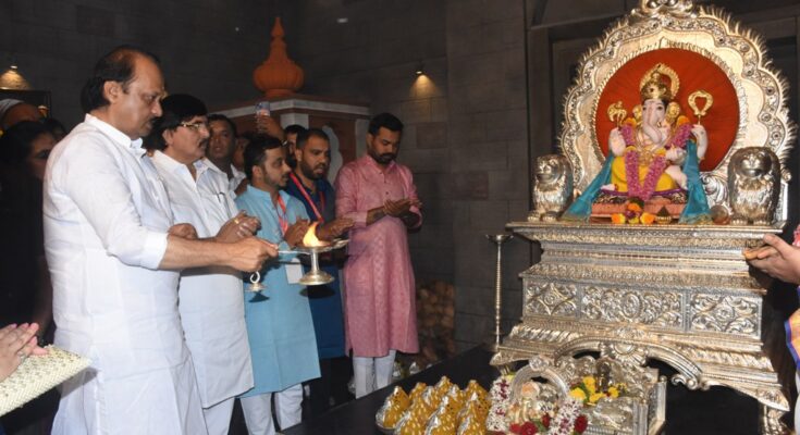 Deputy Chief Minister Ajit Pawar's visit to Ganesh Mandals along with other Ganesha Mandals in Pune उपमुख्यमंत्री अजित पवार यांची पुण्यातील मानाच्या गणपतींसह इतर गणेश मंडळांना भेट हडपसर क्राइम न्यूज, हडपसर मराठी बातम्या, हडपसर न्युज Hadapsar Crime News, Hadapsar Marathi News, ,Hadapsar News