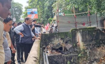 Deputy Chief Minister Devendra Fadnavis inspects house damage due to Nag River floods नाग नदीच्या पुरामुळे झालेल्या घरांच्या नुकसानीची उपमुख्यमंत्री देवेंद्र फडणवीस यांच्याकडून पाहणी हडपसर क्राइम न्यूज, हडपसर मराठी बातम्या, हडपसर न्युज Hadapsar Crime News, Hadapsar Marathi News, ,Hadapsar News