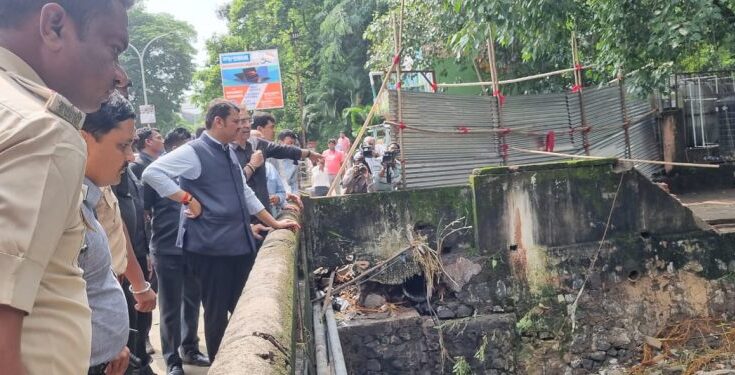 Deputy Chief Minister Devendra Fadnavis inspects house damage due to Nag River floods नाग नदीच्या पुरामुळे झालेल्या घरांच्या नुकसानीची उपमुख्यमंत्री देवेंद्र फडणवीस यांच्याकडून पाहणी हडपसर क्राइम न्यूज, हडपसर मराठी बातम्या, हडपसर न्युज Hadapsar Crime News, Hadapsar Marathi News, ,Hadapsar News