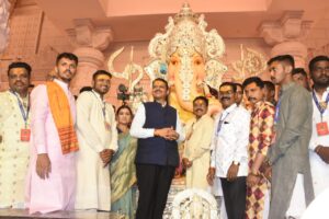 Deputy Chief Minister Devendra Fadnavis visit to Ganesh Mandal along with other Ganesha Mandals in Pune
उपमुख्यमंत्री देवेंद्र फडणवीस यांची पुण्यातील मानाच्या गणपतींसह इतर गणेश मंडळांना भेट
हडपसर क्राइम न्यूज, हडपसर मराठी बातम्या, हडपसर न्युज Hadapsar Crime News, Hadapsar Marathi News, ,Hadapsar News